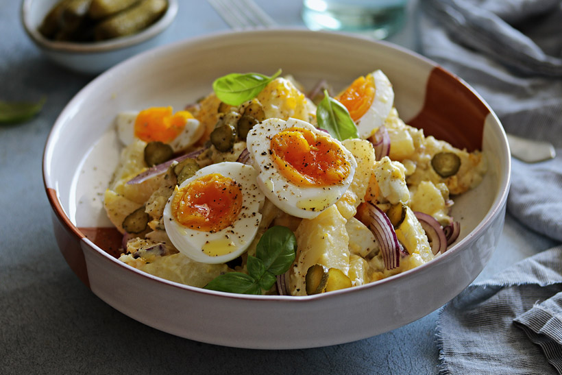 Salata od mladog krumpira, jaja i kiselih krastavčića